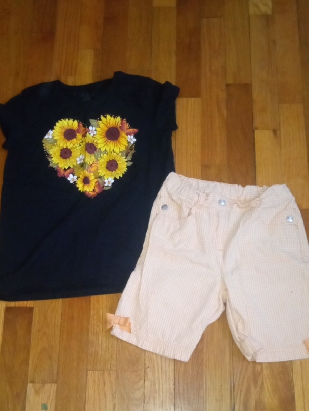 Black Tee Sunflower Heart Graphic & Light Peach checkered Shorts, girl large